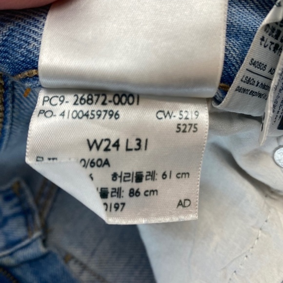 LEVI’S Premium High Loose Jean Light Wash Size 24 x 31” - Picture 9 of 9